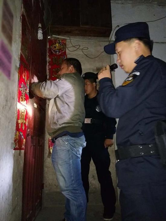 新安镇粗心妈妈误将幼女锁家中 民警全城寻开锁师傅开门