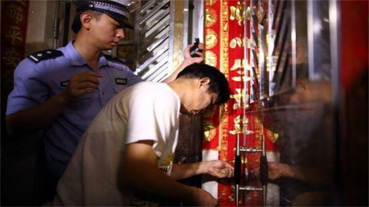 新安镇请开锁师傅开了锁后，师傅为什么一般都不进门，就算主人请也不进去？